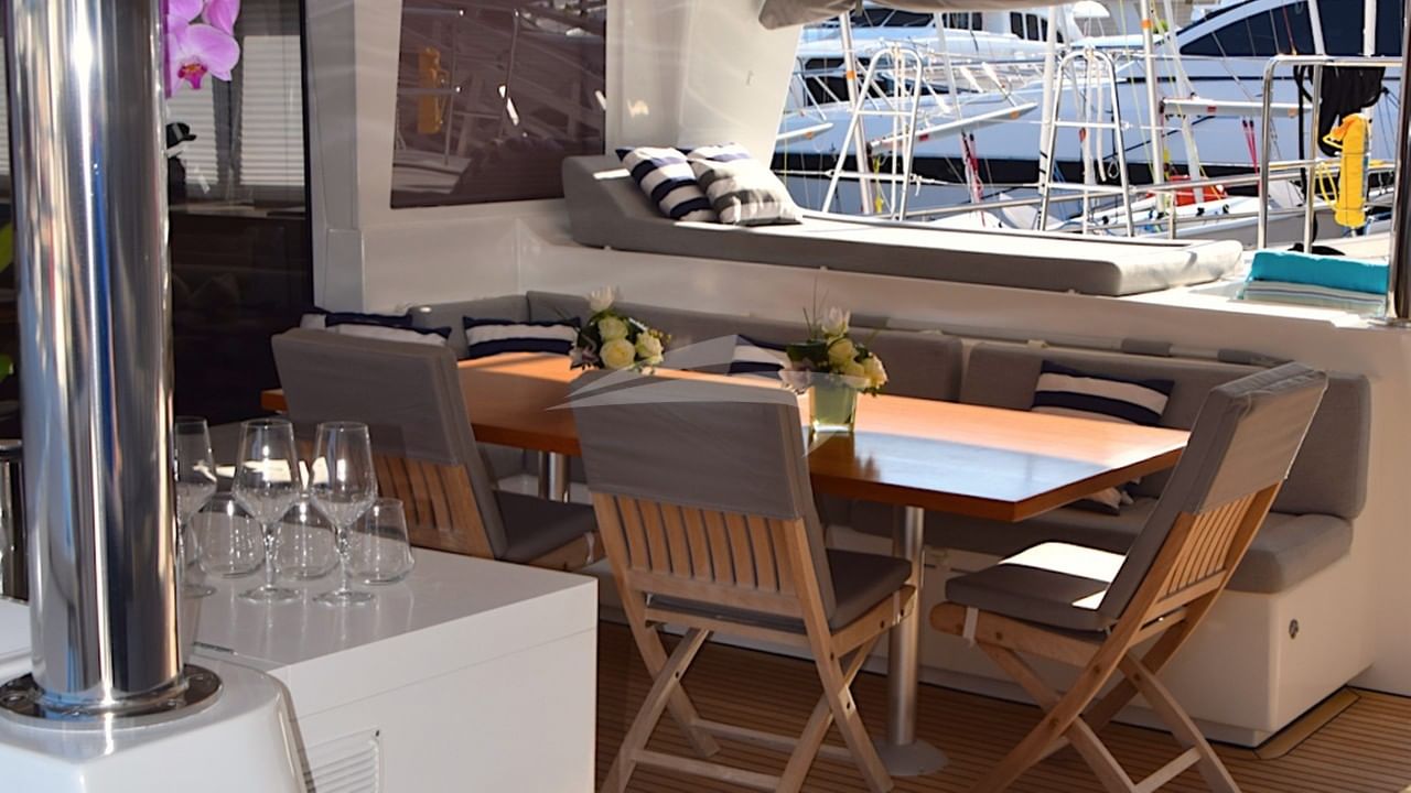 Aft Cockpit lounging & dining area