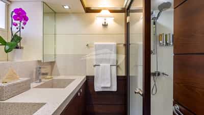 VIP bath with twin sinks