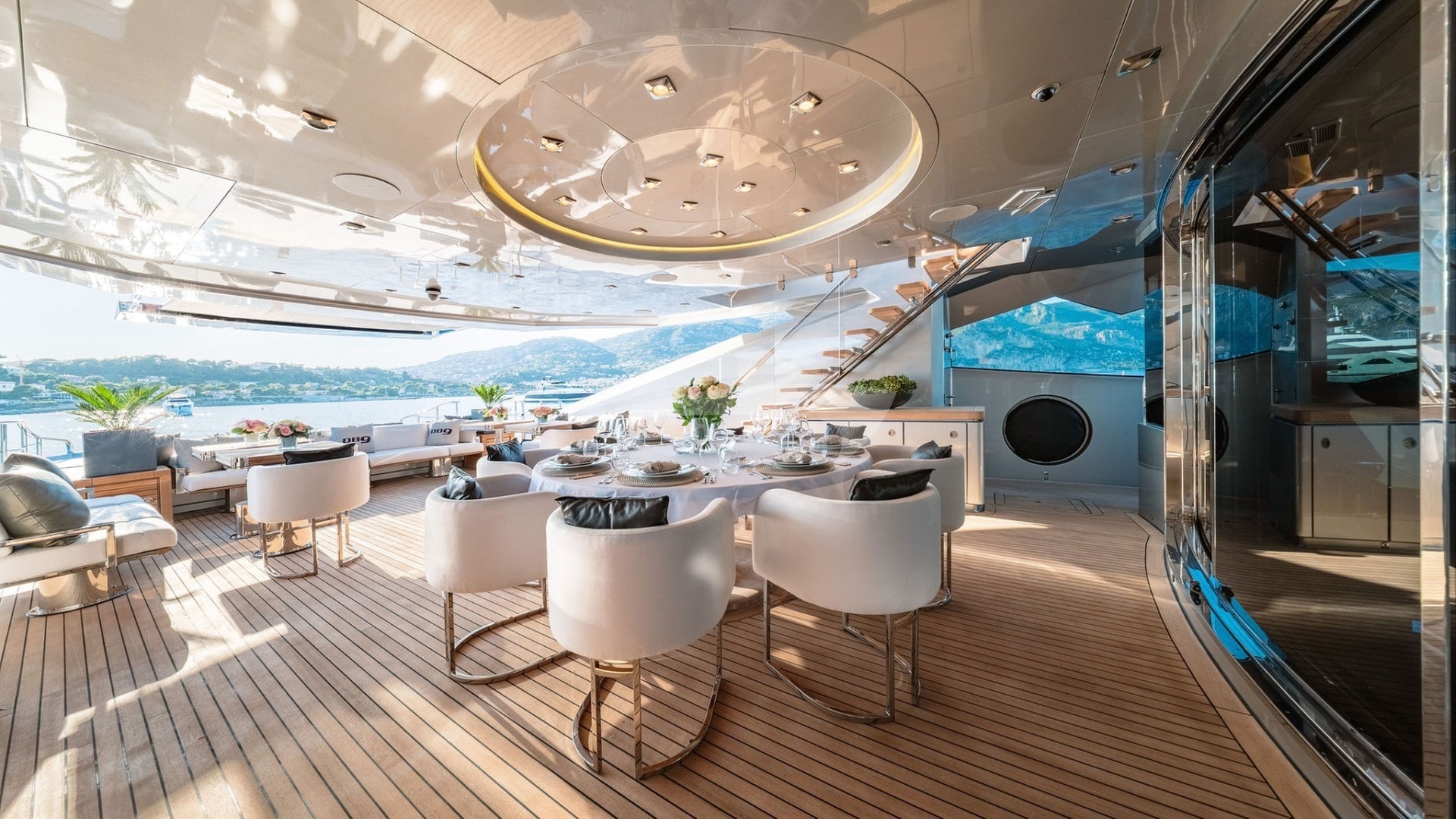 Aft deck dining