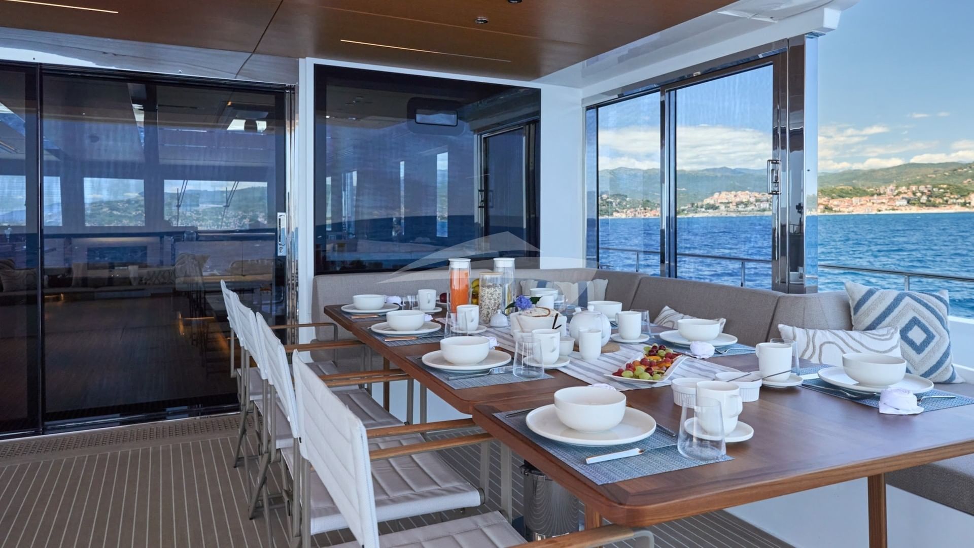 ATRAVERSIA aft table