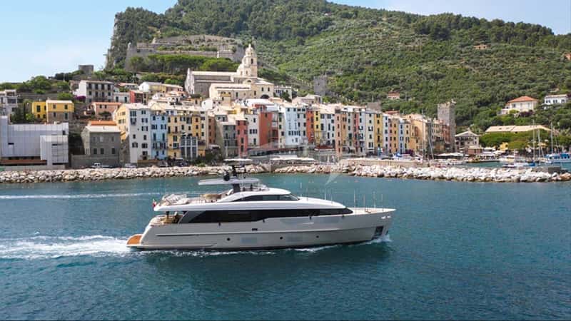 EM3 27m motor yacht charter