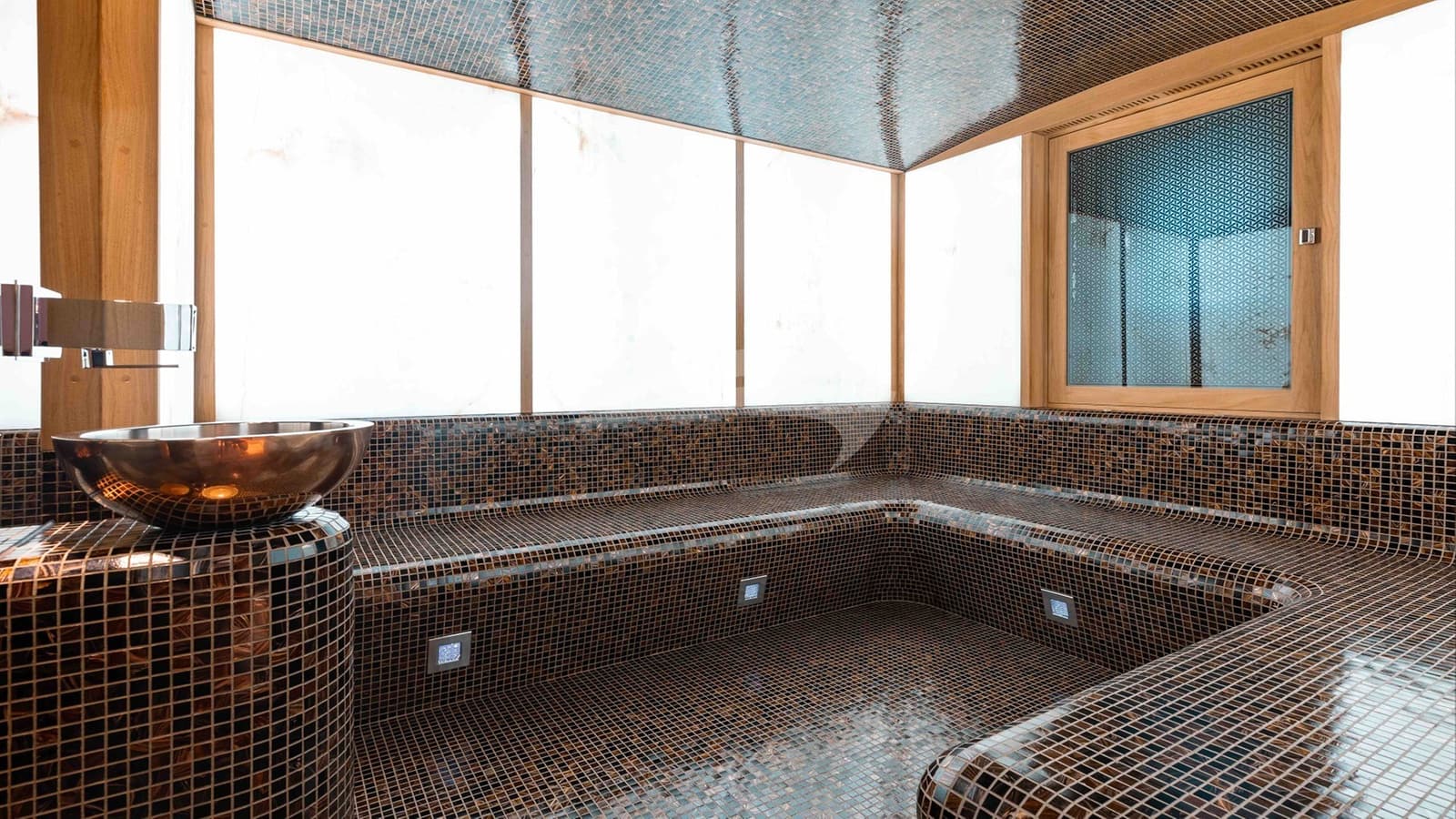 QUANTUM OF SOLACE, photo from the yacht portfolio 18