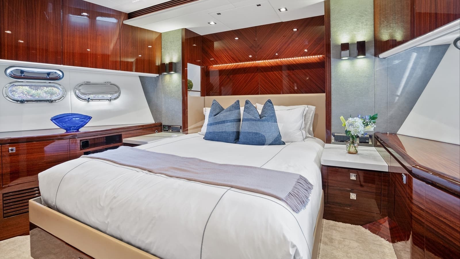 PILOT LOUNGE, photo from the yacht portfolio 15
