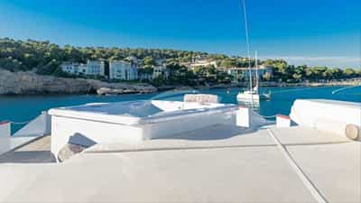 Sundeck and jacuzzi