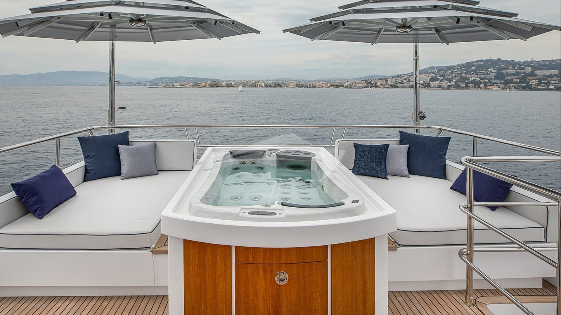 Deck Jacuzzi