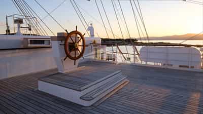 Deck helm