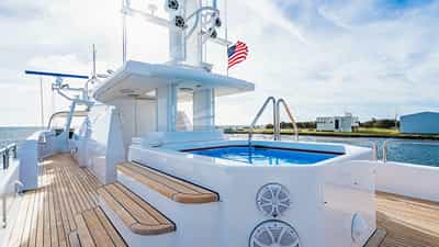 Deck Jacuzzi