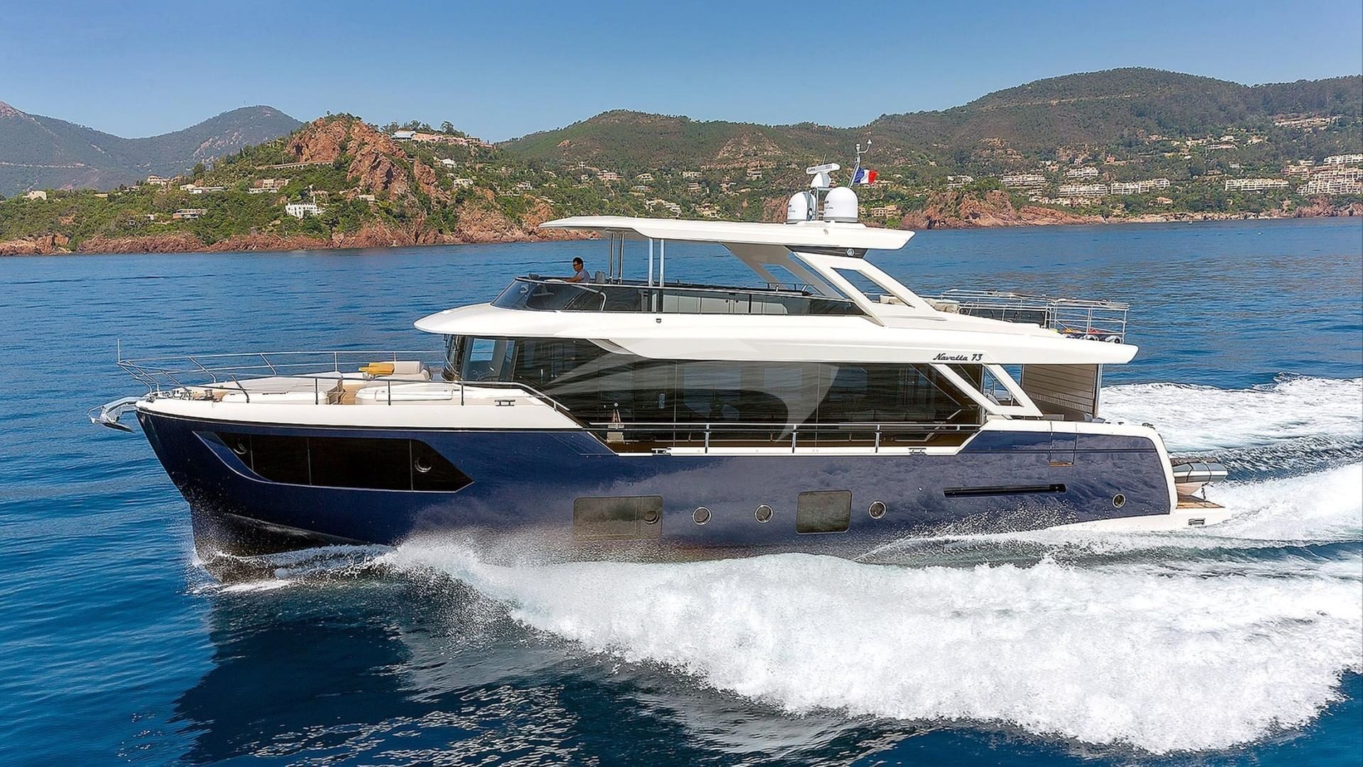 Side profile underway