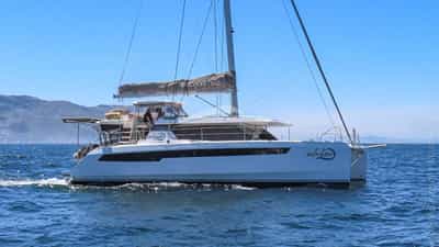 There’s nothing quite like relaxing on the flybridge on a breezy Virgin Islands afternoon, just steps away from the helm while taking in the spectacular Caribbean scenery. Whether lounging above or seated below, guests are treated to panoramic views from
