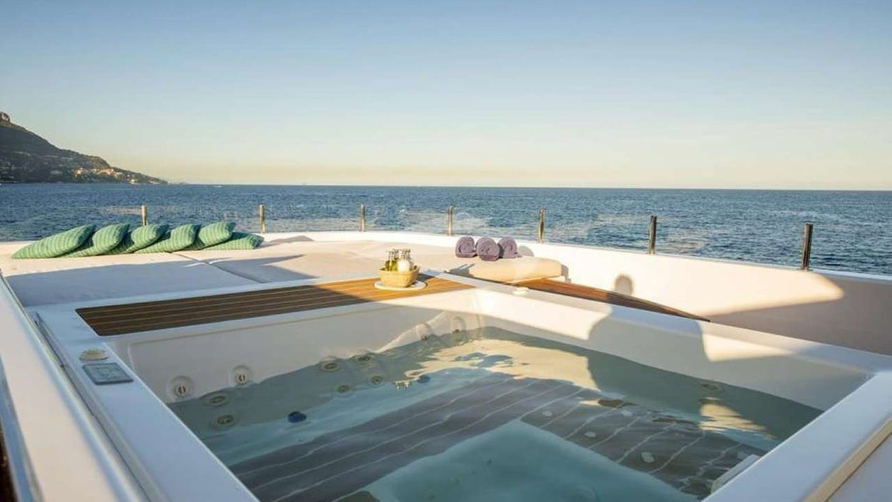 Sundeck Jacuzzi
