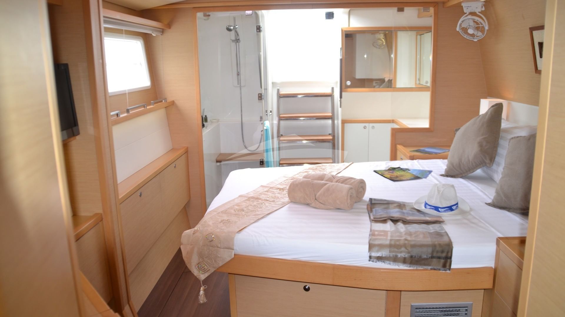 Master Cabin Independant outdoor entry