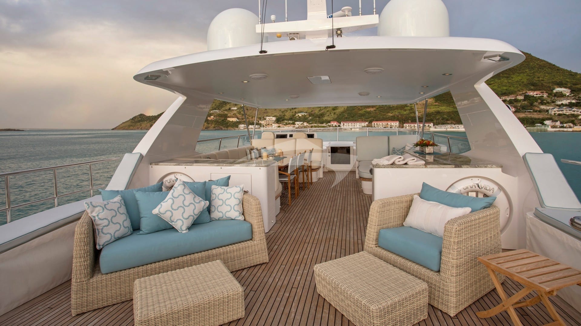 Flybridge Aft Lounge