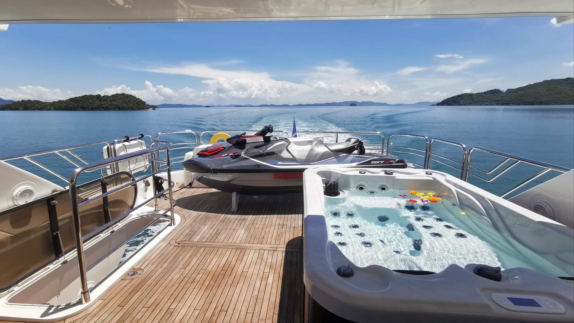 Flybridge with Jacuzzi