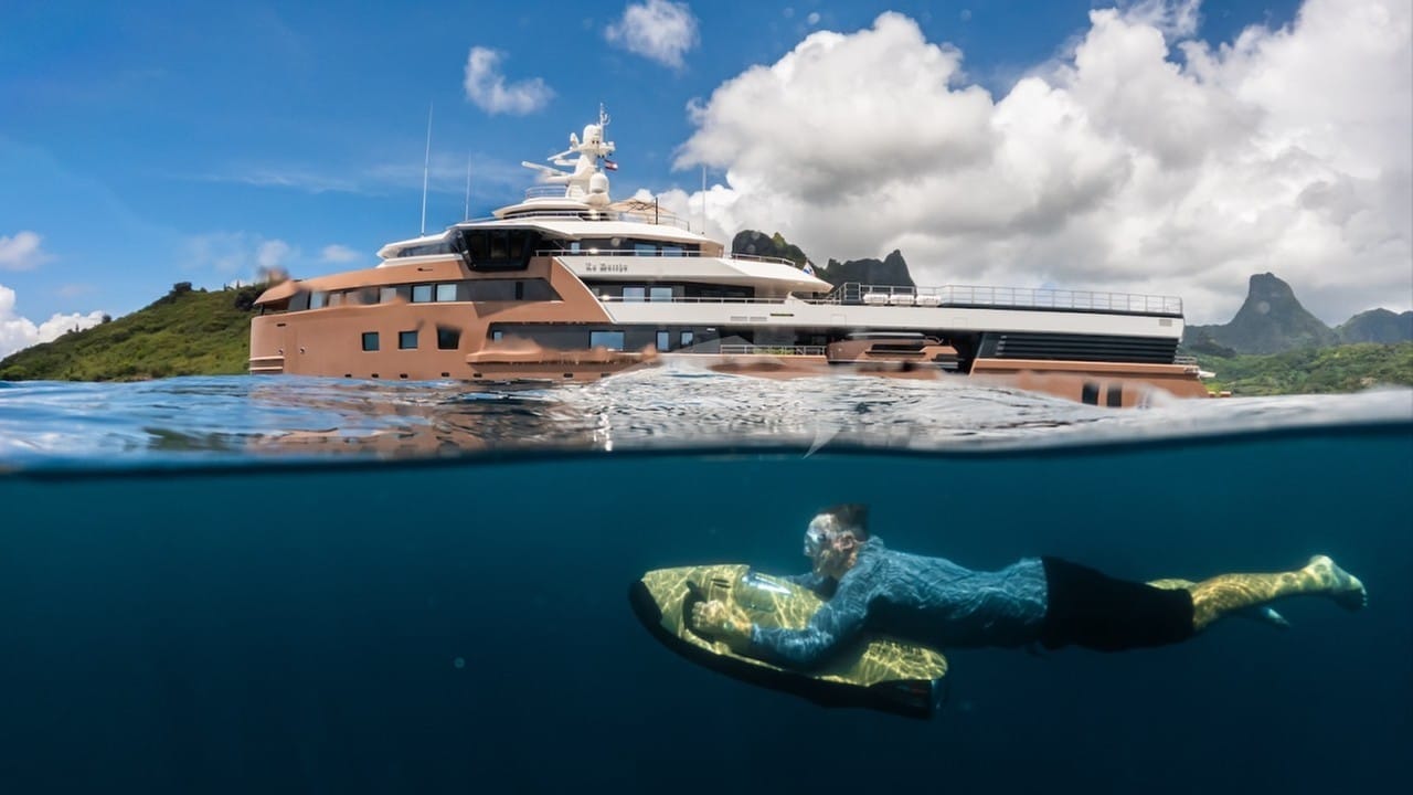 Waterline with seabobs