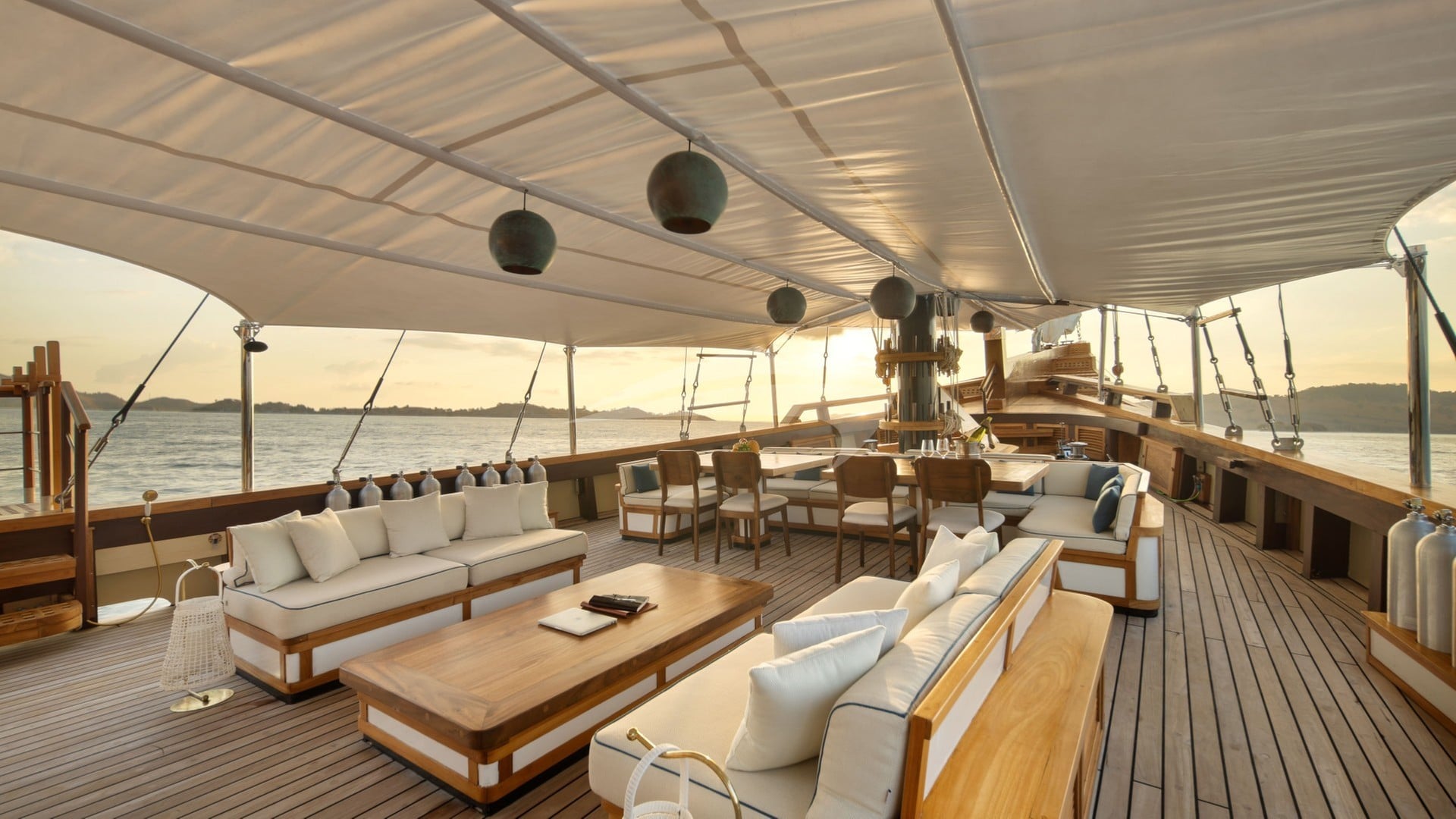 Exterior Main Deck -4-