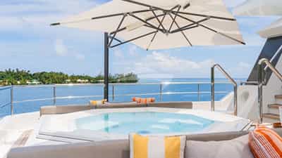 Sundeck Jacuzzi