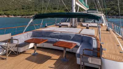 Foredeck Seating