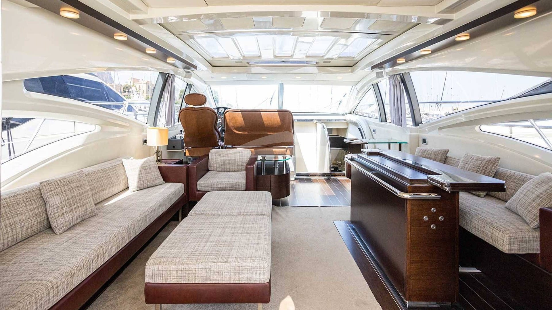 Salon and dining table