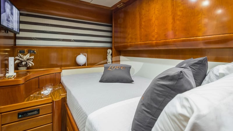 Motor Yacht Amoraki guest twin cabin