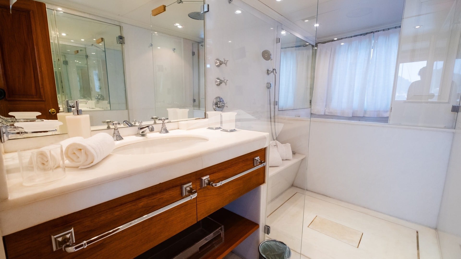 Dining Room / 5th Cabin Head w/ Shower