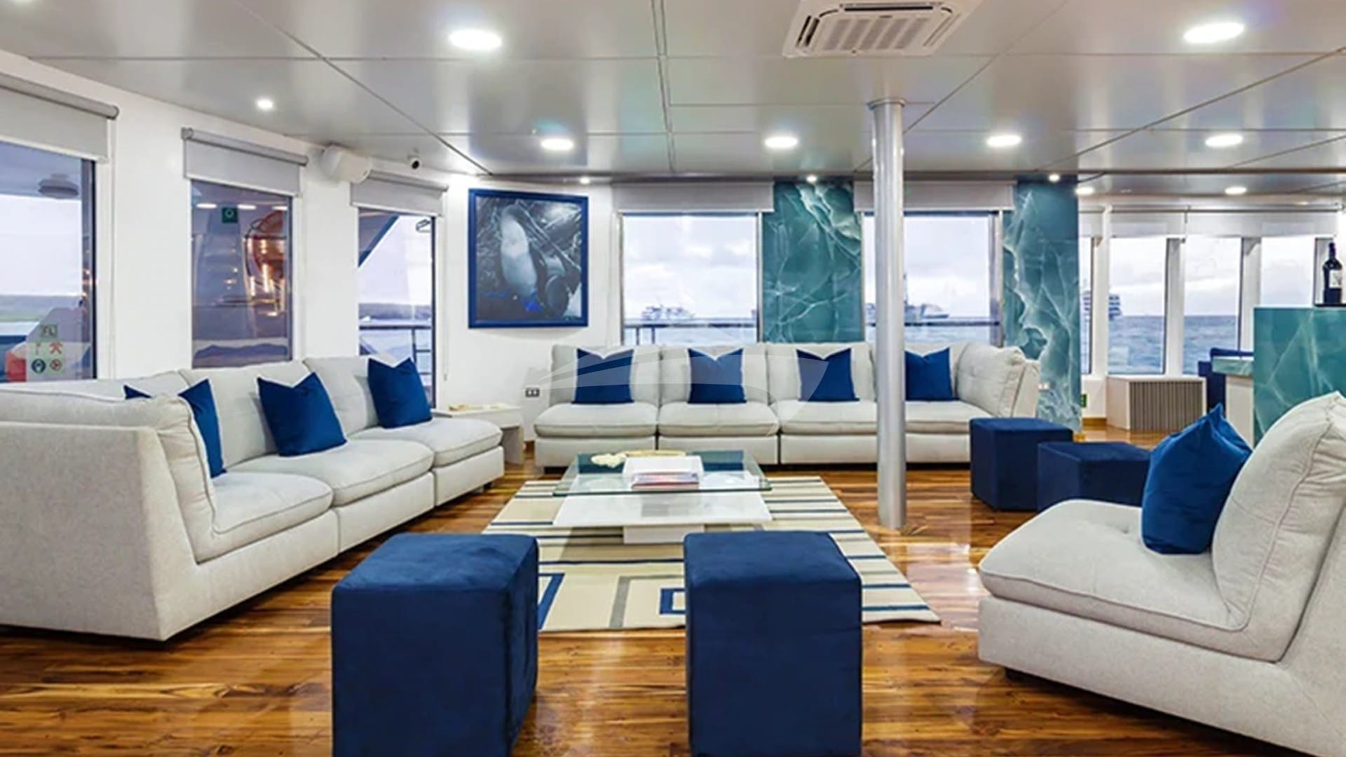 SOCIAL AREA MAIN DECK