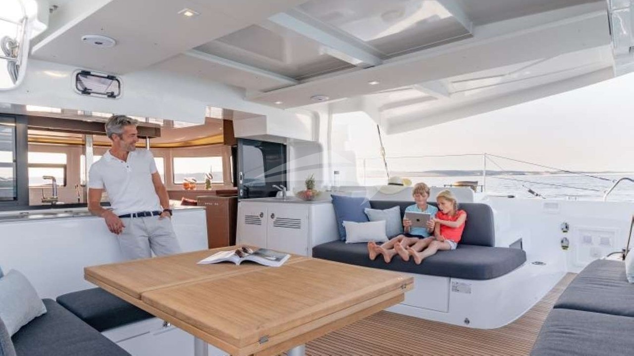 Aft outer cockpit and dining table