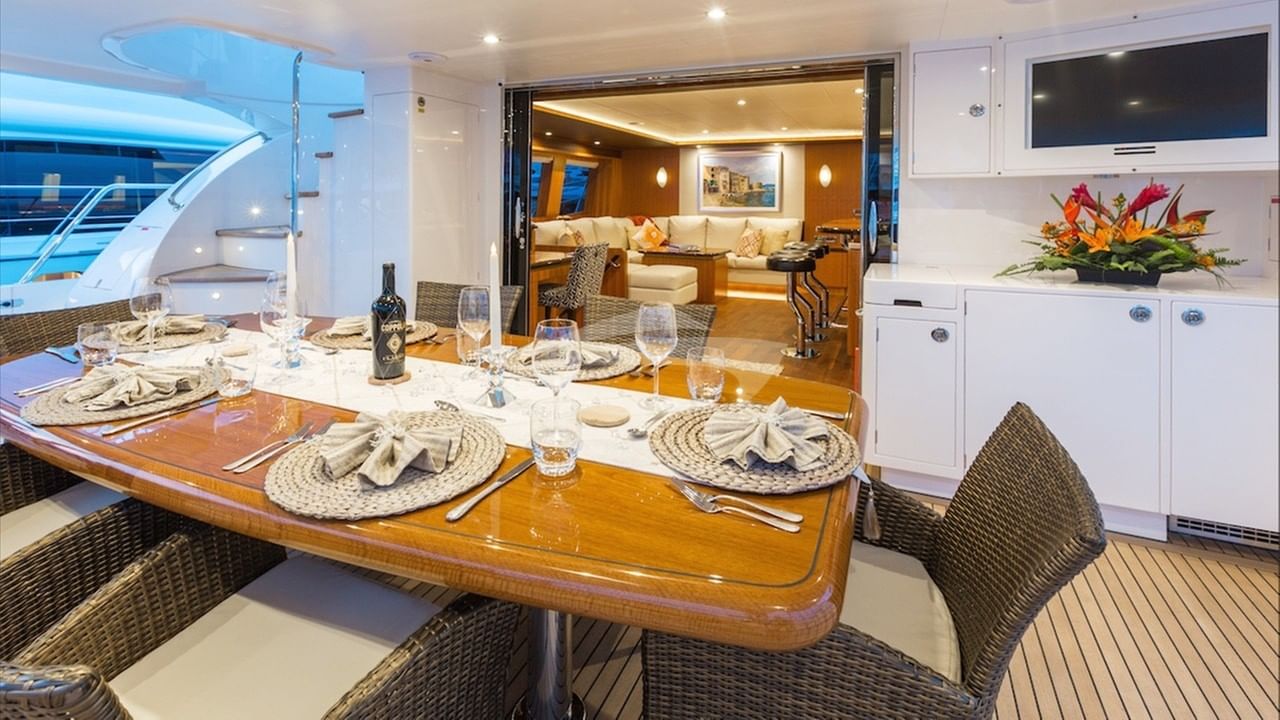 Aft deck dining and seating