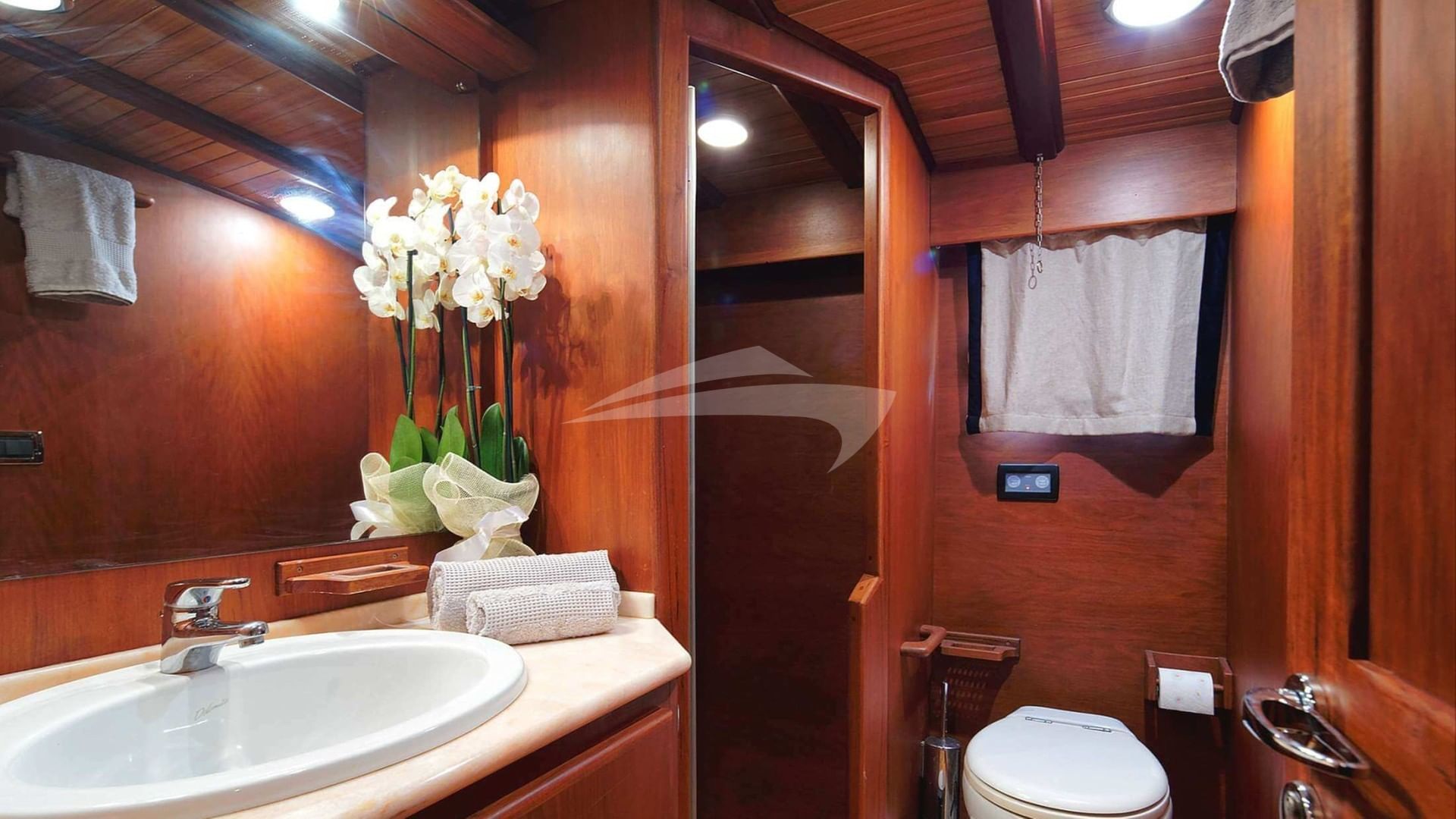 Twin Guest Cabin Bathroom