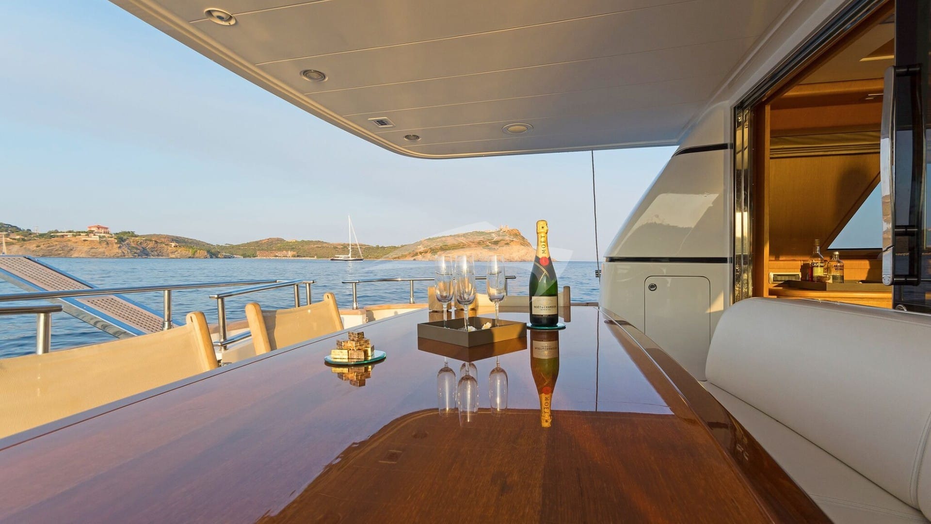 Aft Deck Dining Detail