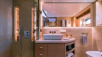 Lower Deck - Twin Cabin Bathroom