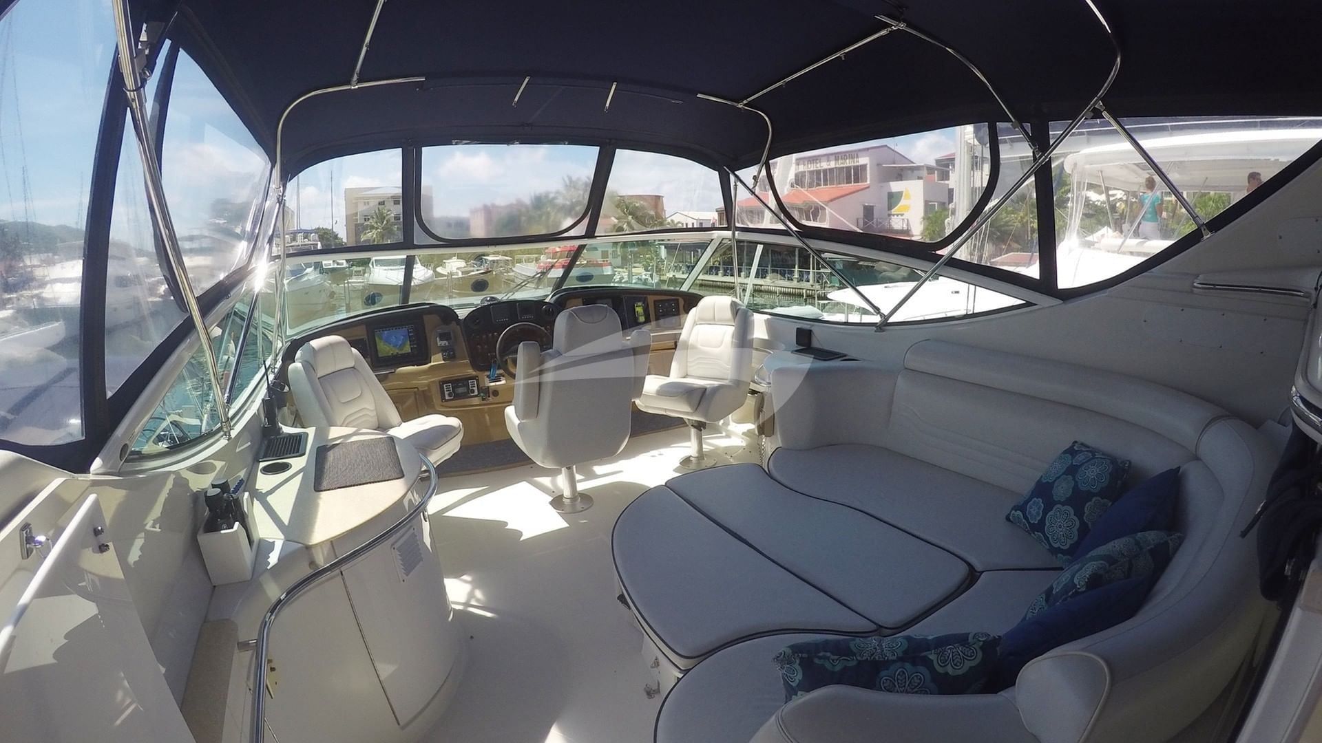 Enclosed flybridge area