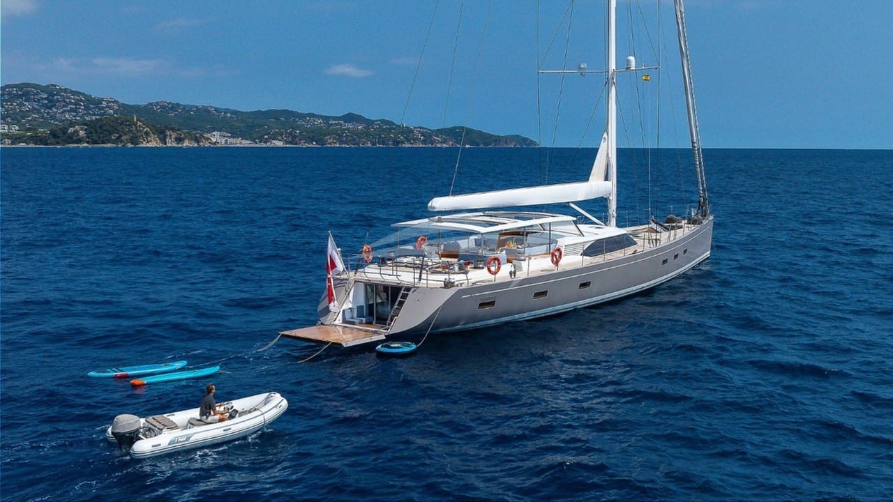 bgyb_charter_swan105_selena_new_photos5