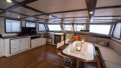 Motor Sailor Lotus Main Saloon