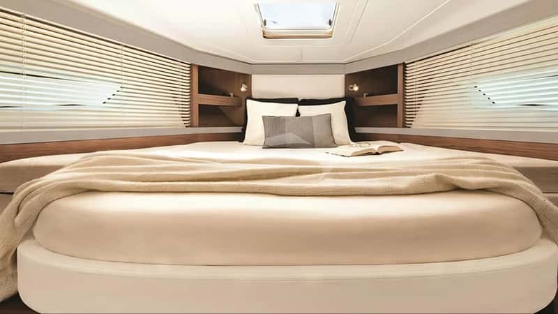 BENETEAU GT40 13m motor yacht charter, photo 7