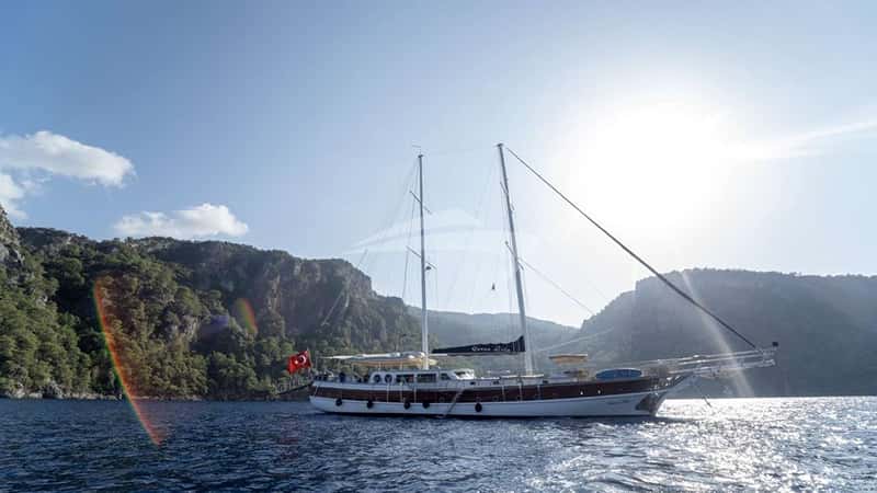 QUEEN LILA 30m motor yacht charter