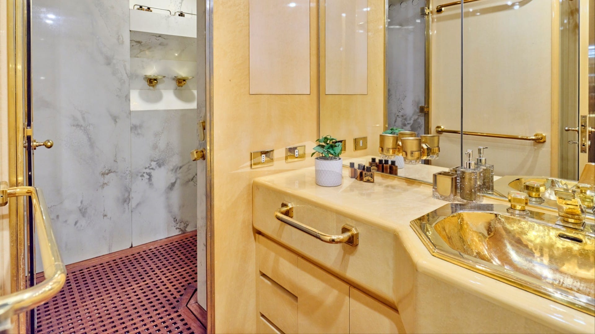 Double Cabin Bathroom 2