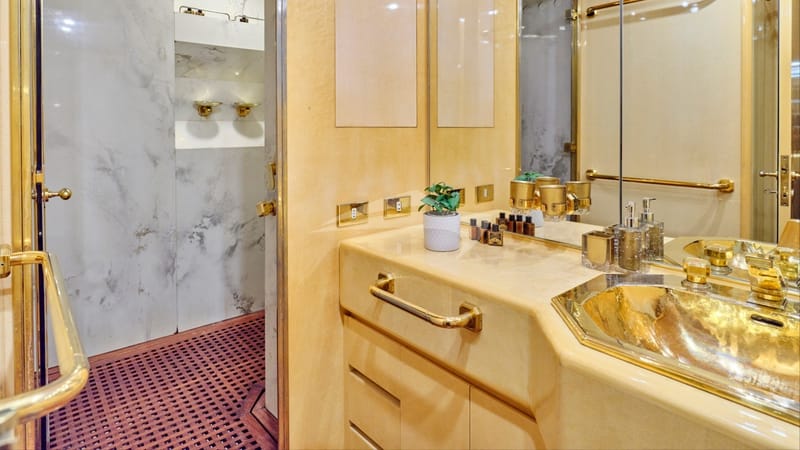 Double Cabin Bathroom 2