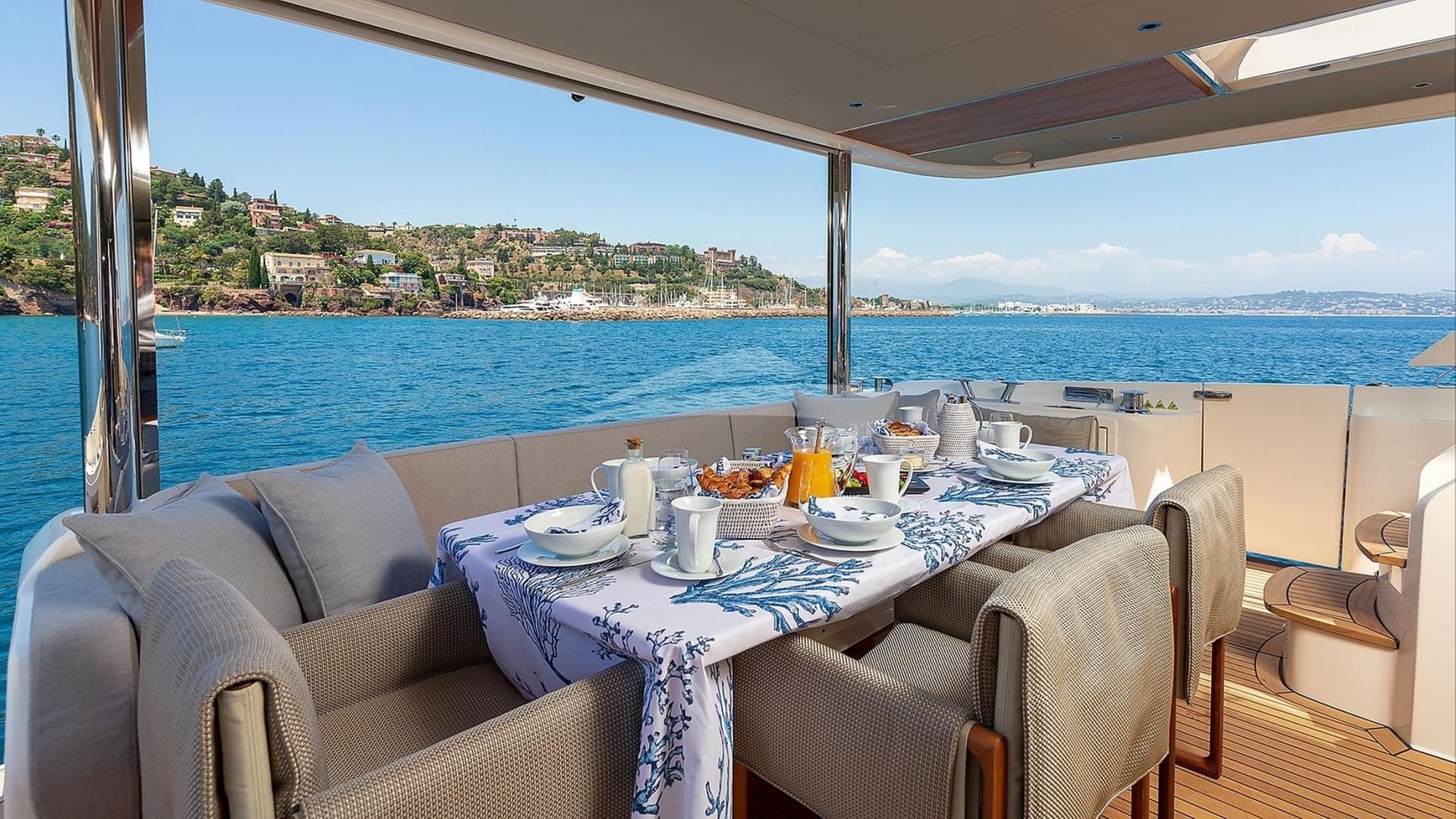 Aft deck seating and dining