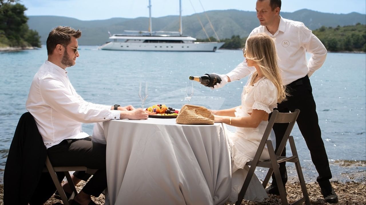 ANIMA MARIS Lunch on shore