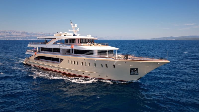 QUEEN ELEGANZA Cruising