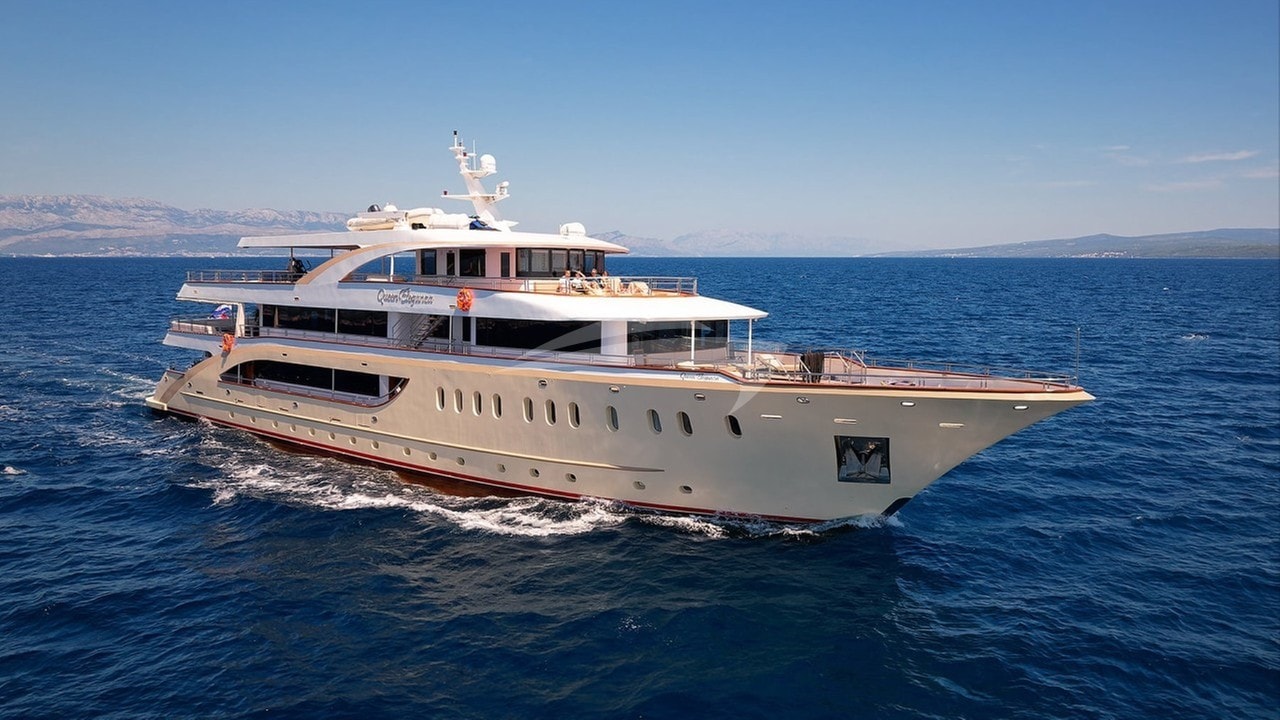 QUEEN ELEGANZA Cruising