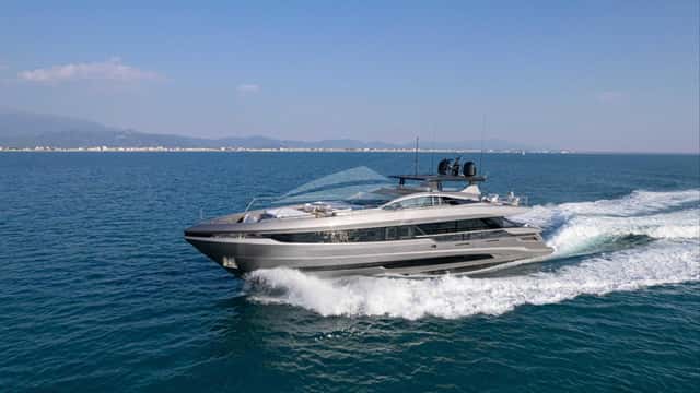 NEVER GIVE UP 33GS yacht charter photo 3