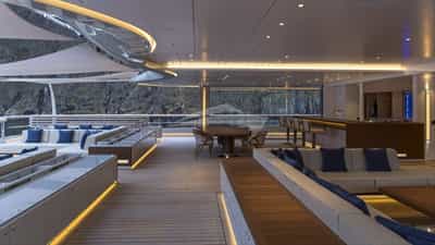 Upper deck