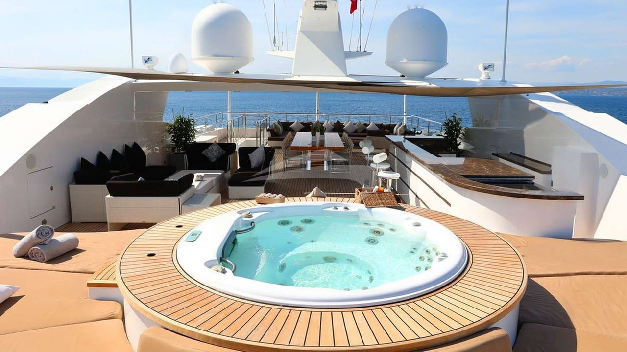 Sundeck jacuzzi