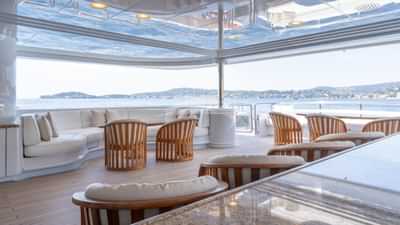 Main deck aft seating alcoves