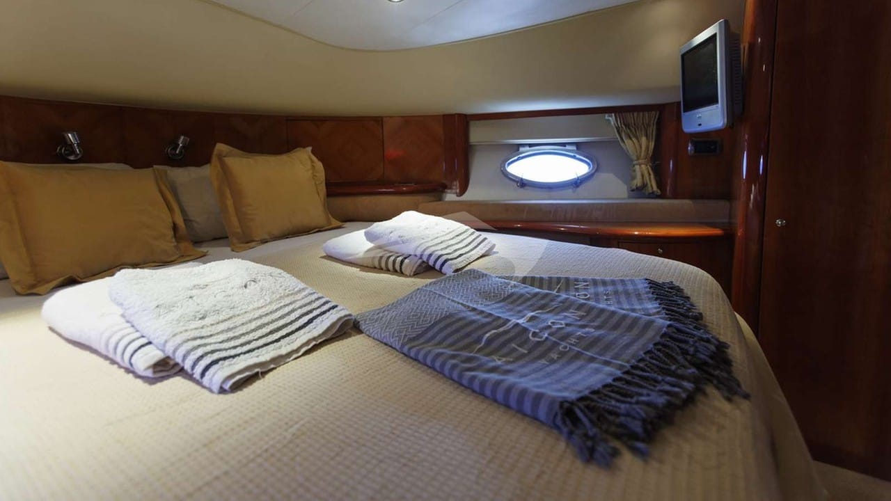 Forward VIP cabin with ensuite facilities