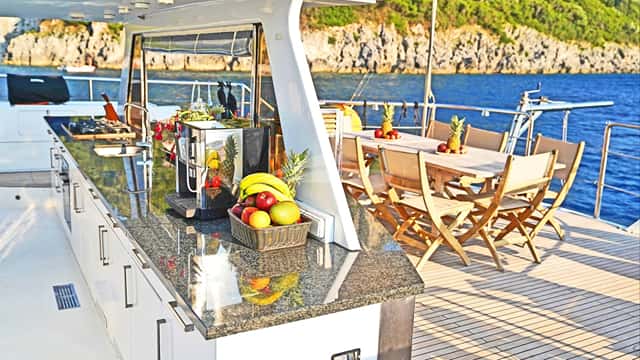 MYSTIQUE yacht charter photo 4