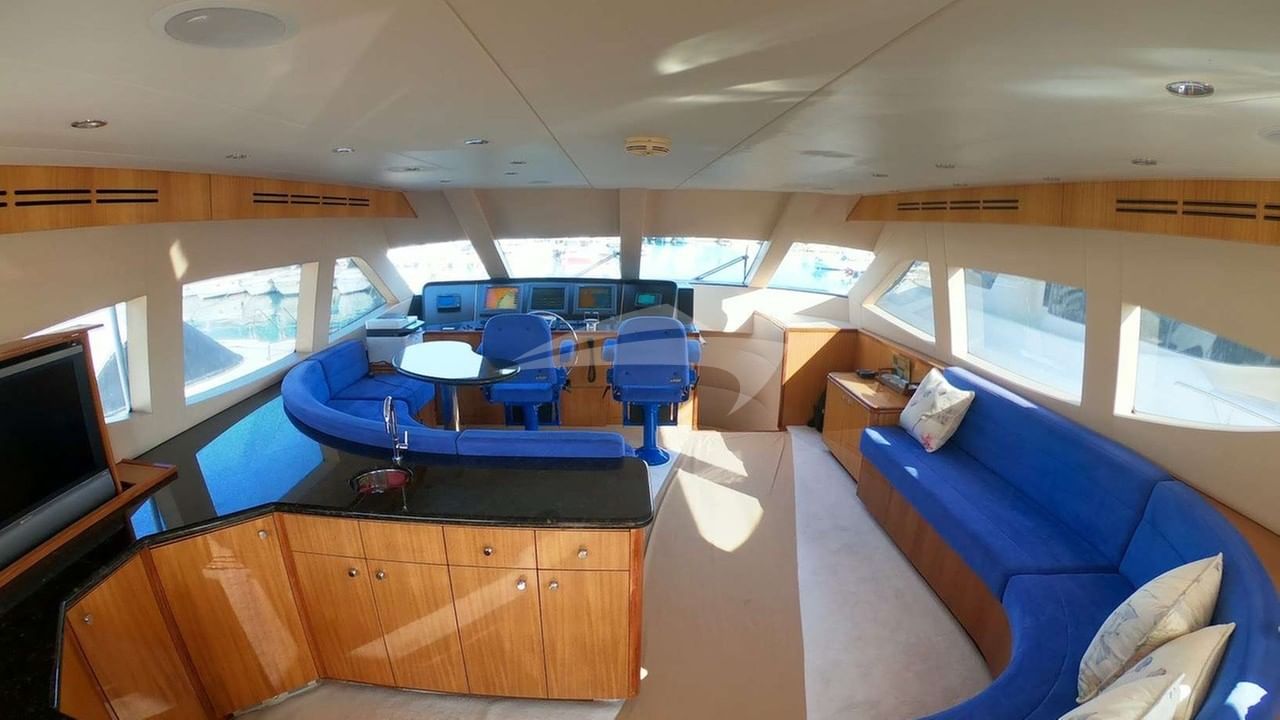 enclosed flybridge lounge