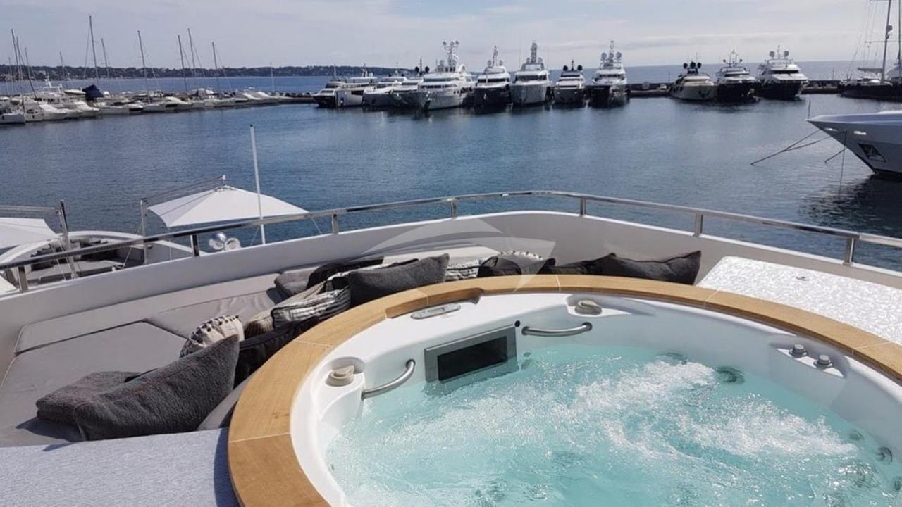 Deck Jacuzzi