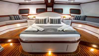 Motor Sailor Lotus Master Cabin